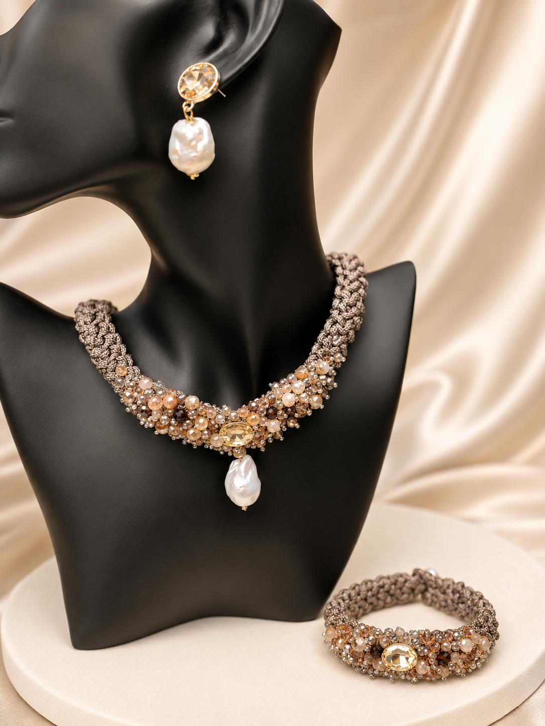 Handgefertigtes Schmuckset (3-teilig) – Macramé-Halskette, Armband & Ohrringe in Taupe & Golden Baroque