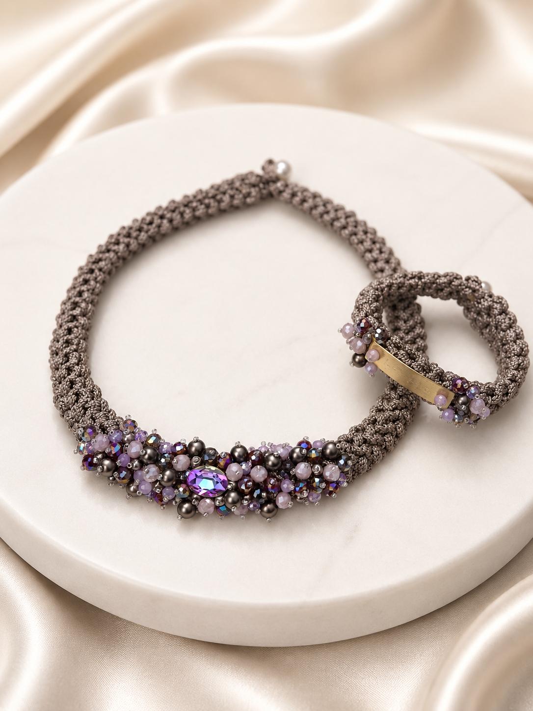 Handgefertigtes Schmuckset – Macramé-Halskette & Armband in Taupe & Mystisches Amethyst