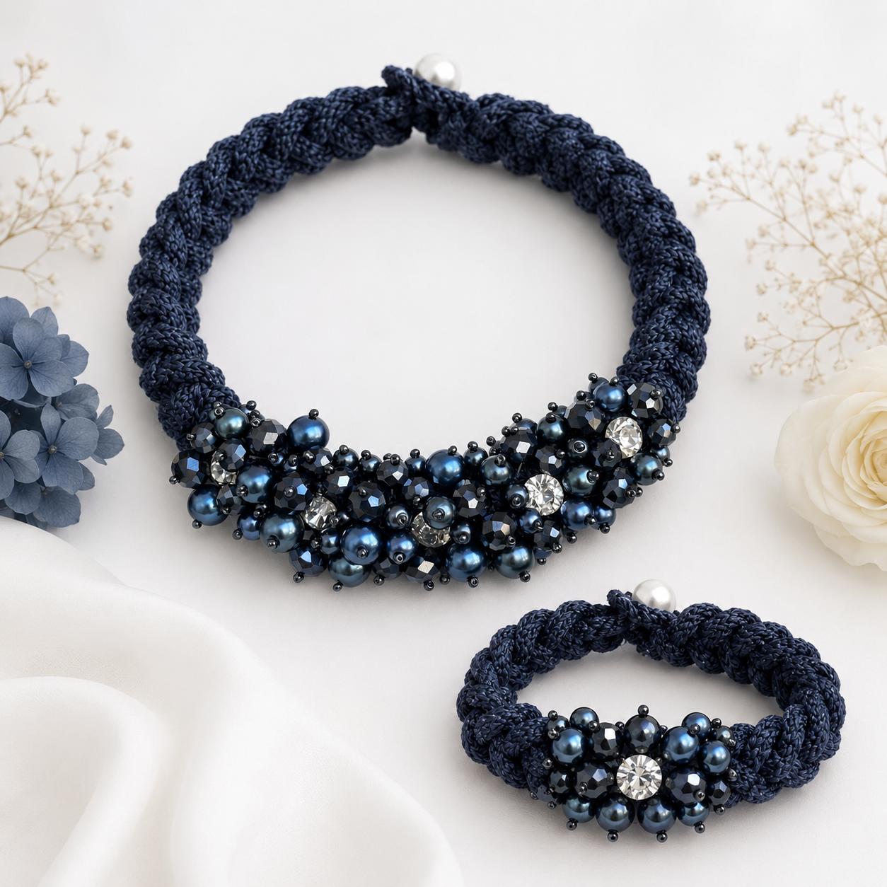 Handgefertigtes Schmuckset – Macramé-Halskette & Armband in Deep Blue & Kristall