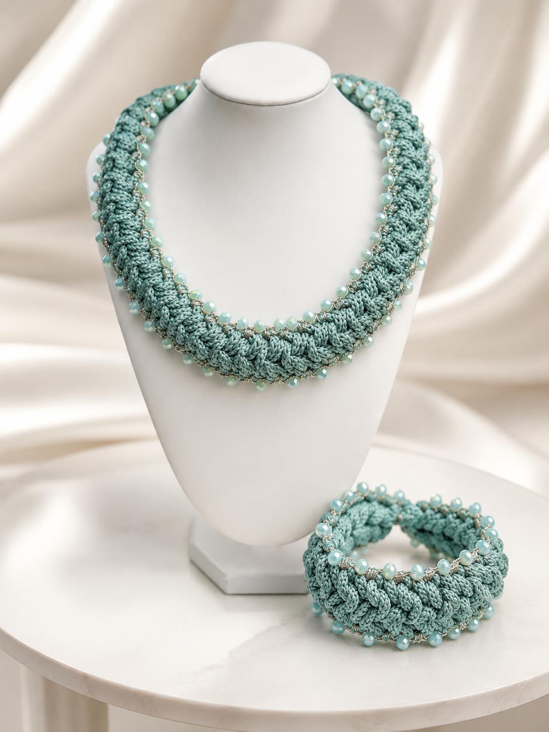 Handgefertigtes Schmuckset – Macramé-Halskette & Armband in Salbeigrün