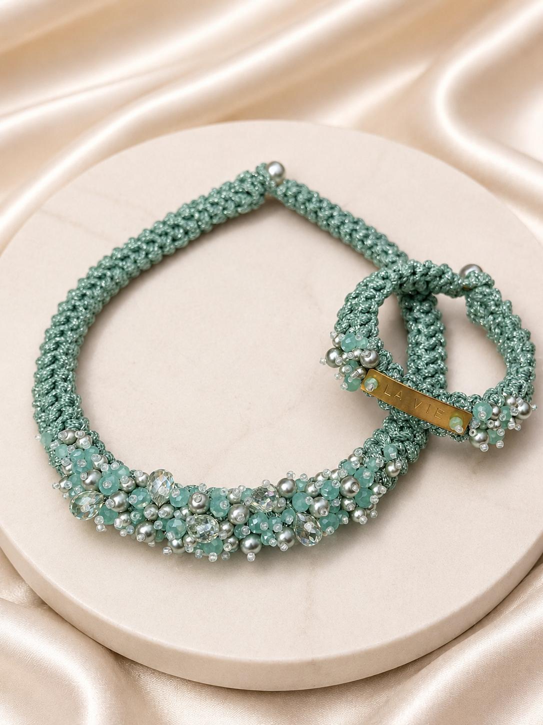 Handgefertigtes Schmuckset – Macramé-Halskette & Armband in Salbeigrün & Silver Mint