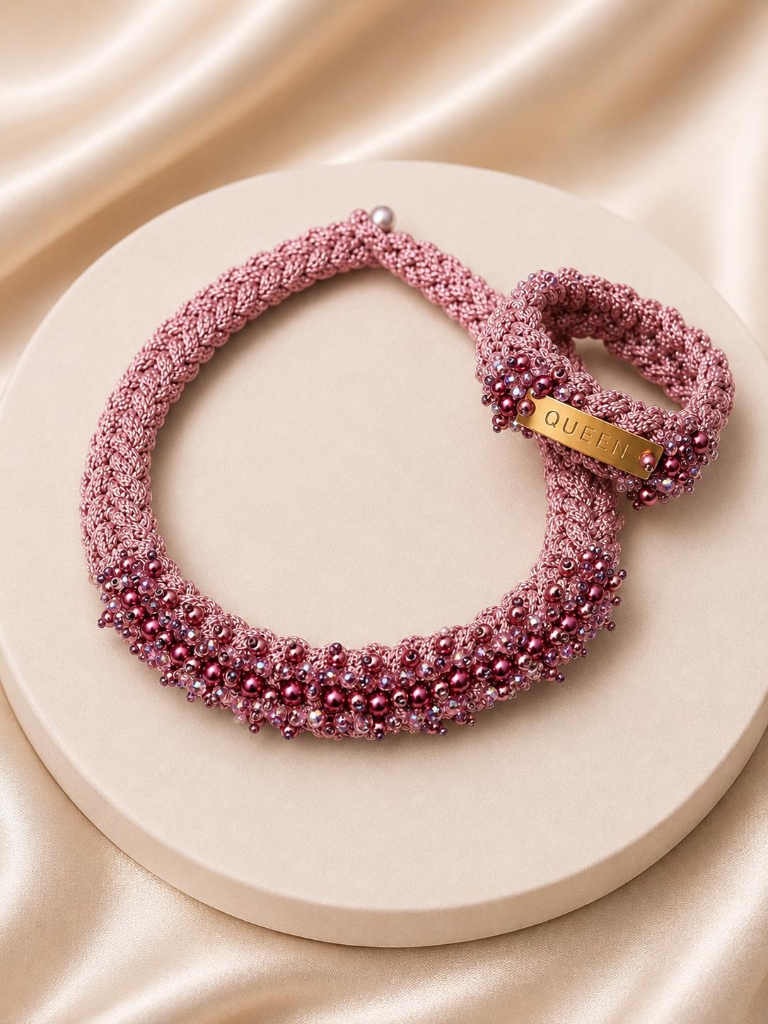Handgefertigtes Schmuckset – Macramé-Halskette & Armband in Altrosé & Royal Berry