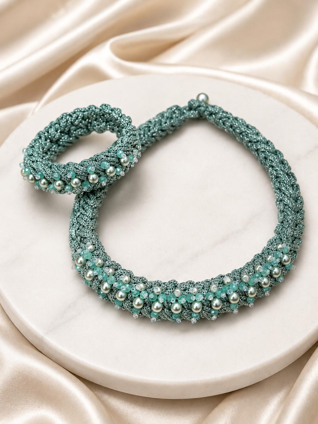 Handgefertigtes Schmuckset – Macramé-Halskette & Armband in Salbeigrün & Sage Pearl