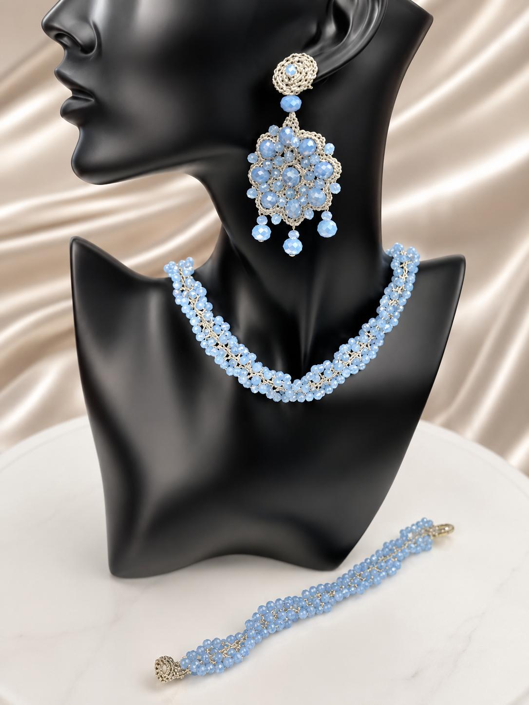 Handgefertigtes Schmuckset (3-teilig) – Macramé-Halskette, Armband & Ohrringe in Champagner & Crystal Sky