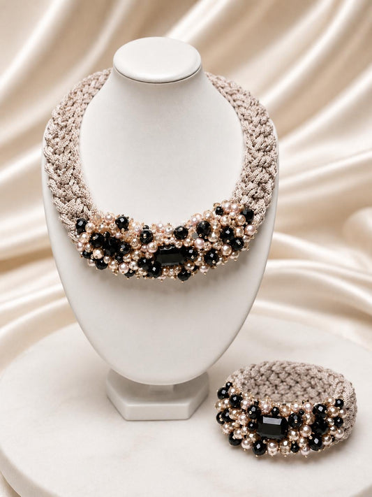 Handgefertigtes Schmuckset – Macramé-Halskette & Armband in Champagner & Deep Black