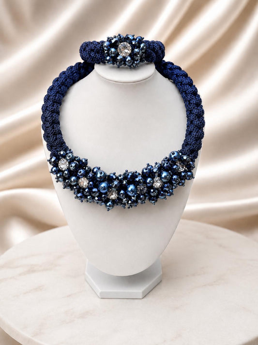 Handgefertigtes Schmuckset – Macramé-Halskette & Armband in Deep Blue & Kristall