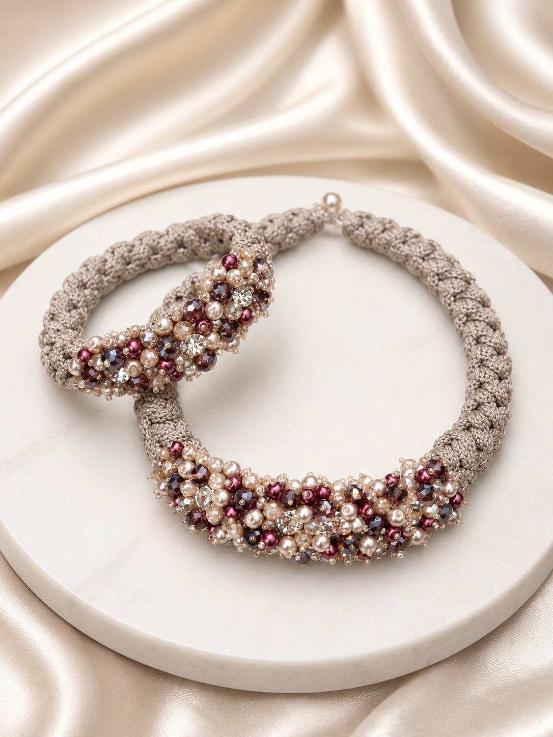 Handgefertigtes Schmuckset – Macramé-Halskette & Armband in Taupe & Edles Bordeaux