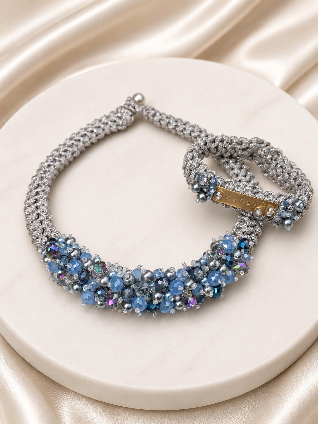 Handgefertigtes Schmuckset – Macramé-Halskette & Armband in Silbergrau & Ocean Blue