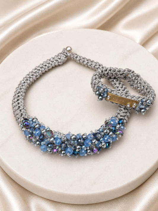 Handgefertigtes Schmuckset – Macramé-Halskette & Armband in Silbergrau & Ocean Blue