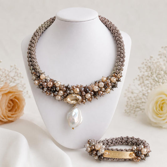 Handgefertigtes Schmuckset – Macramé-Halskette & Armband in Taupe & Champagner